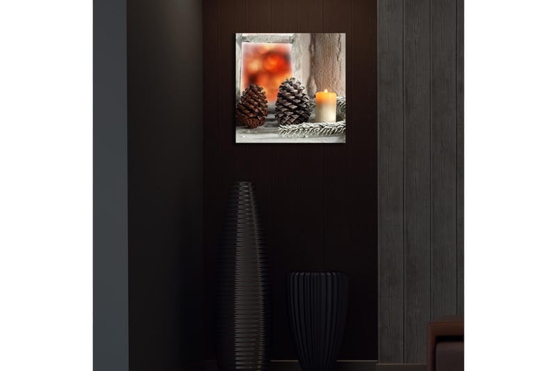 Canvastavla med LED-belysning 40x40 cm - Kottar och ett ljus på en vinterinspirerad bakgrund - Mörkbrun / Beige / Grön - Inredning - Tavlor & posters - Canvastavla