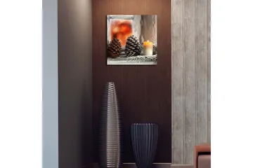 Canvastavla med LED-belysning 40x40 cm - Kottar och ett ljus på en vinterinspirerad bakgrund - Mörkbrun / Beige / Grön - Inredning - Tavlor & posters - Canvastavla