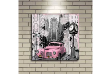 Canvastavla med LED-belysning 40x40 cm - Rosa vintagebil på en stadsgata med en gammaldags klocka - Rosa / Svart / Grå - Inredning - Tavlor & posters - Canvastavla