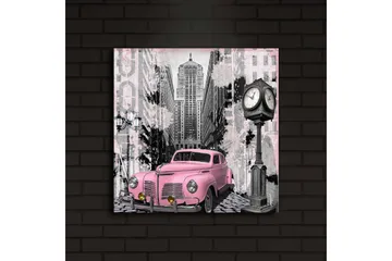 Canvastavla med LED-belysning 40x40 cm - Rosa vintagebil på en stadsgata med en gammaldags klocka - Rosa / Svart / Grå - Inredning - Tavlor & posters - Canvastavla