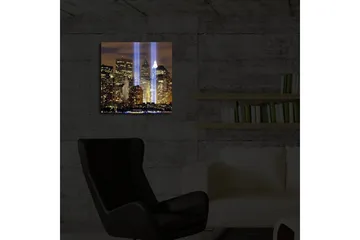 Canvastavla med LED-belysning 40x40 cm - Stadslandskap med ljusstrålar som symboliserar minnet av förlorade liv - Guld / Blå / Svart - Inredning - Tavlor & posters - Canvastavla