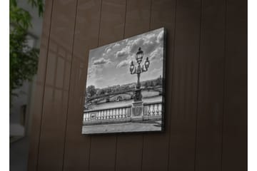 Canvastavla med LED-belysning 40x40 cm - Svartvit stadsbild med en elegant gatulampa vid en bro - Svart / Vitt / Grått - Inredning - Tavlor & posters - Canvastavla