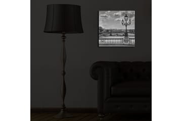 Canvastavla med LED-belysning 40x40 cm - Svartvit stadsbild med en elegant gatulampa vid en bro - Svart / Vitt / Grått - Inredning - Tavlor & posters - Canvastavla
