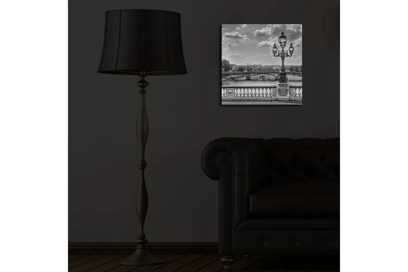 Canvastavla med LED-belysning 40x40 cm - Svartvit stadsbild med en elegant gatulampa vid en bro - Svart / Vitt / Grått - Inredning - Tavlor & posters - Canvastavla
