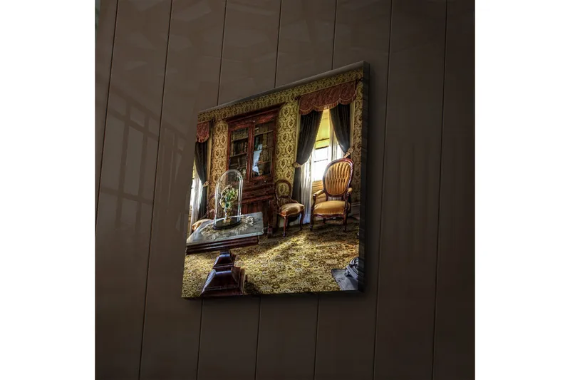 Canvastavla med LED-belysning 40x40 cm - Välkomnande inredning med antika möbler och blommor under glasmonter - Guld / Brun / Grön - Inredning - Tavlor & posters - Canvastavla