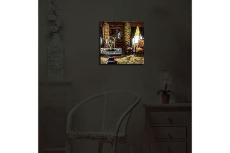 Canvastavla med LED-belysning 40x40 cm - Välkomnande inredning med antika möbler och blommor under glasmonter - Guld / Brun / Grön - Inredning - Tavlor & posters - Canvastavla