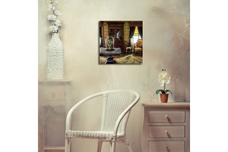 Canvastavla med LED-belysning 40x40 cm - Välkomnande inredning med antika möbler och blommor under glasmonter - Guld / Brun / Grön - Inredning - Tavlor & posters - Canvastavla