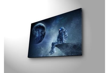 Canvastavla med LED-belysning 45x70 cm - Astronaut som sitter på en klippa och blickar ut mot jorden i rymden - Mörkblå / Grå / Vit - Inredning - Tavlor & posters - Canvastavla