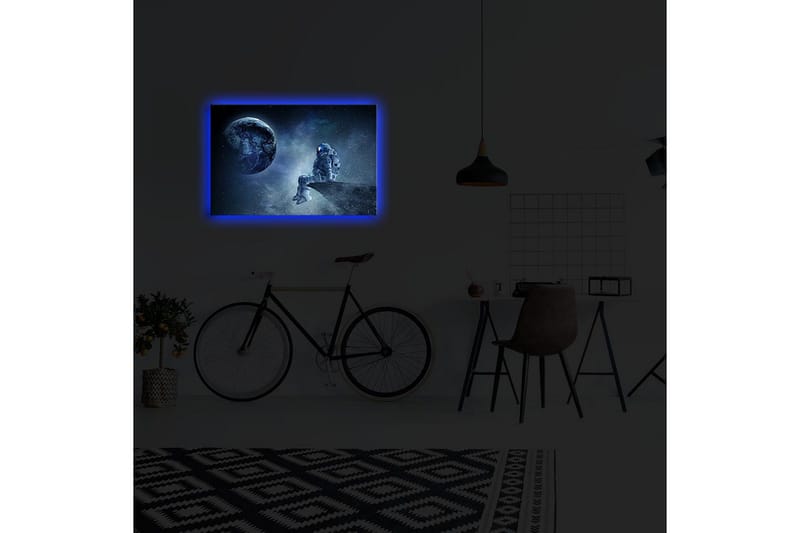 Canvastavla med LED-belysning 45x70 cm - Astronaut som sitter på en klippa och blickar ut mot jorden i rymden - Mörkblå / Grå / Vit - Inredning - Tavlor & posters - Canvastavla