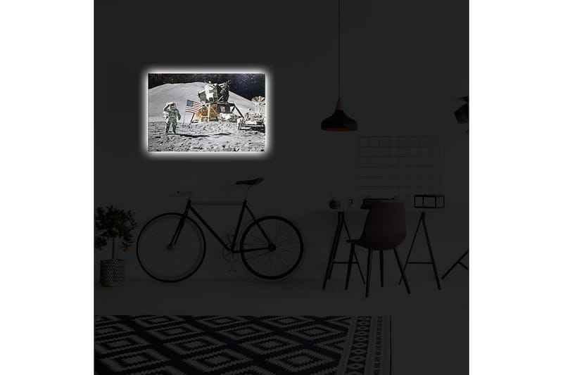 Canvastavla med LED-belysning 45x70 cm - Astronaut på månyta med månlandare och amerikansk flagga - Grå / Svart / Guld - Inredning - Tavlor & posters - Canvastavla