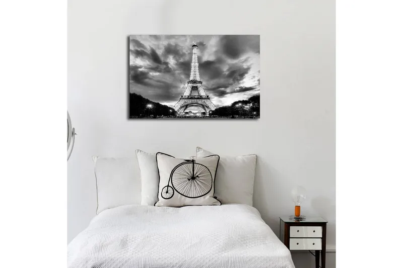 Canvastavla med LED-belysning 45x70 cm - Dramatisk fotobild över upptänt Eiffeltorn i Paris med molnhimmel i svartvit - Svart / Vit - Inredning - Tavlor & posters - Canvastavla