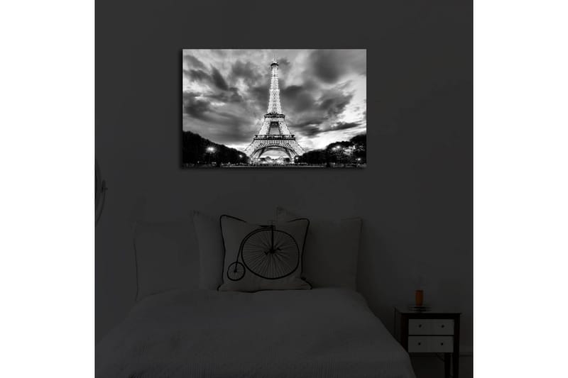 Canvastavla med LED-belysning 45x70 cm - Dramatisk fotobild över upptänt Eiffeltorn i Paris med molnhimmel i svartvit - Svart / Vit - Inredning - Tavlor & posters - Canvastavla
