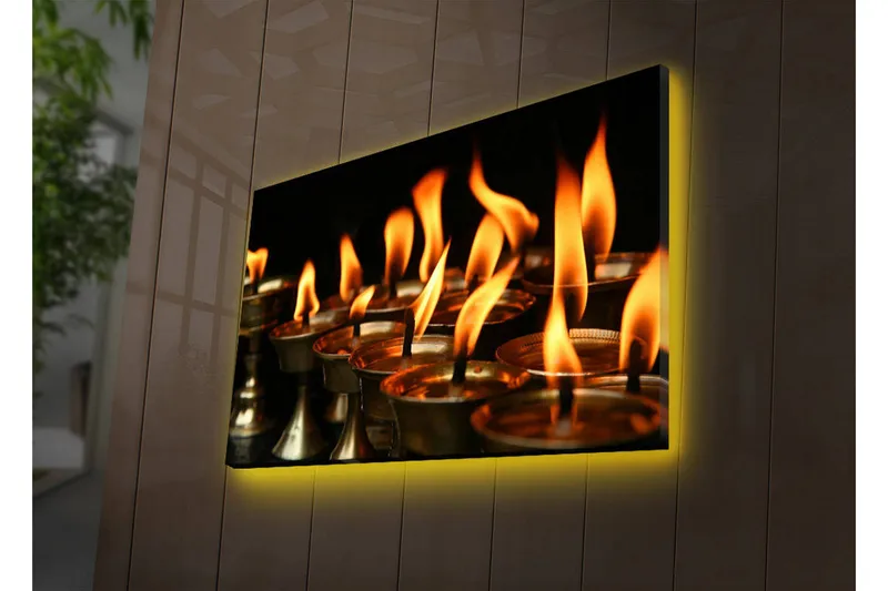 Canvastavla med LED-belysning 45x70 cm - Flammor från oljelampor som sprider värme och ljus, Orange / Guld / Svart