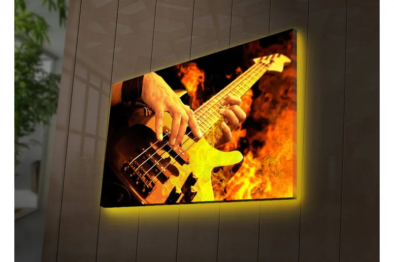 Canvastavla med LED-belysning 45x70 cm - Gitarrist som spelar en elbas omgiven av eldiga flammor, Orange / Svart / Gult