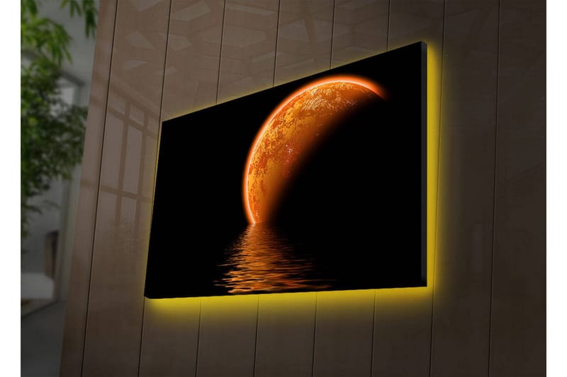 Canvastavla med LED-belysning 45x70 cm - Glödande planet som speglas i en mörk vattenyta - Orange / Svart - Inredning - Tavlor & posters - Canvastavla
