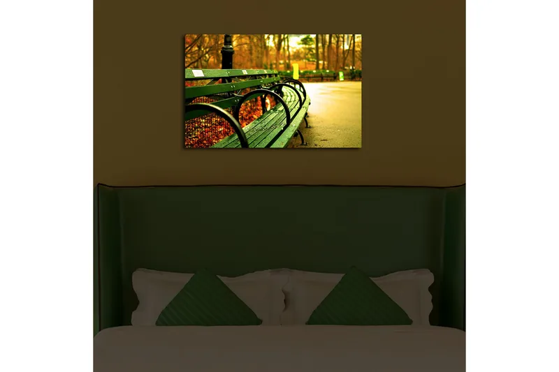 Canvastavla med LED-belysning 45x70 cm - Grön bänk i en höstig parkmiljö - Grön / Gul / Brun - Inredning - Tavlor & posters - Canvastavla