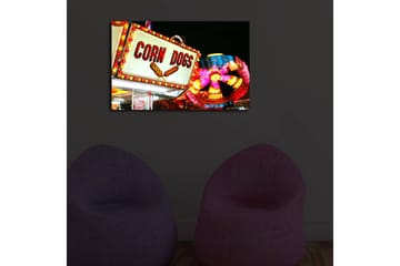 Canvastavla med LED-belysning 45x70 cm - Ljus och färgglad skylt med texten CORN DOGS och en snurrande karusell i bakgrunden - Röd / Gul / Blå - Inredning - Tavlor & posters - Canvastavla