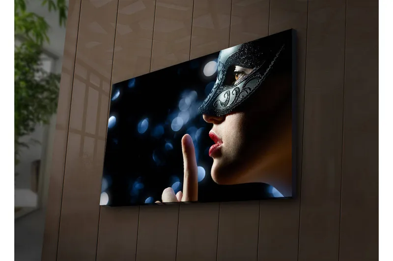 Canvastavla med LED-belysning 45x70 cm - Mystisk kvinna med mask som gör tystnadsgest - Svart / Hudton / Röd - Inredning - Tavlor & posters - Canvastavla