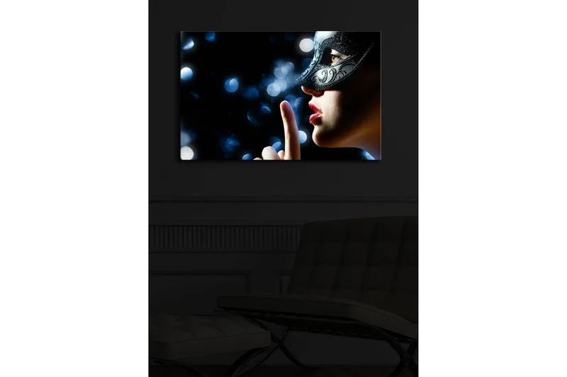 Canvastavla med LED-belysning 45x70 cm - Mystisk kvinna med mask som gör tystnadsgest - Svart / Hudton / Röd - Inredning - Tavlor & posters - Canvastavla