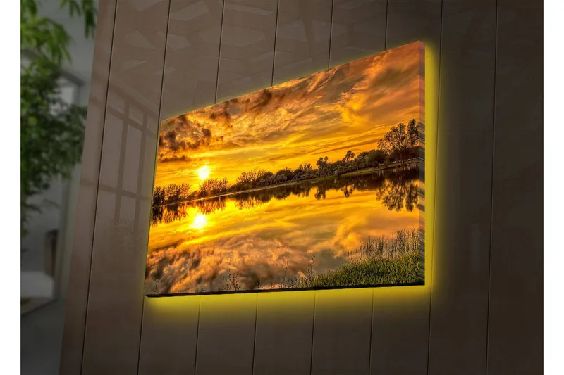 Canvastavla med LED-belysning 45x70 cm - Solnedgång över en spegelblanka sjö med omgivande träd och grönska - Guld / Orange / Grön - Inredning - Tavlor & posters - Canvastavla