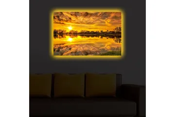 Canvastavla med LED-belysning 45x70 cm - Solnedgång över en spegelblanka sjö med omgivande träd och grönska - Guld / Orange / Grön - Inredning - Tavlor & posters - Canvastavla