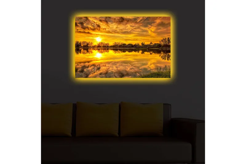 Canvastavla med LED-belysning 45x70 cm - Solnedgång över en spegelblanka sjö med omgivande träd och grönska - Guld / Orange / Grön - Inredning - Tavlor & posters - Canvastavla