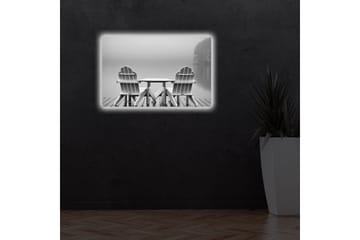 Canvastavla med LED-belysning 45x70 cm - Två vita stolar vid en stilla sjö - Vit / Grå - Inredning - Tavlor & posters - Canvastavla