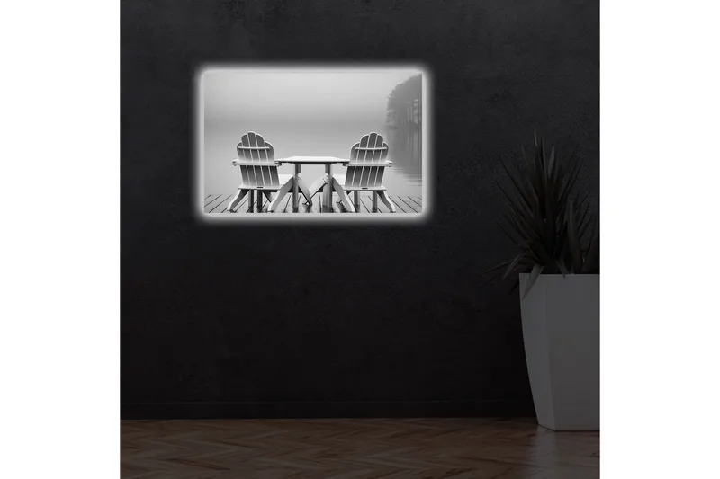 Canvastavla med LED-belysning 45x70 cm - Två vita stolar vid en stilla sjö - Vit / Grå - Inredning - Tavlor & posters - Canvastavla