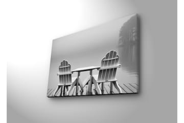 Canvastavla med LED-belysning 45x70 cm - Två vita stolar vid en stilla sjö - Vit / Grå - Inredning - Tavlor & posters - Canvastavla