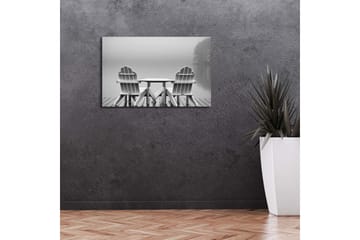 Canvastavla med LED-belysning 45x70 cm - Två vita stolar vid en stilla sjö - Vit / Grå - Inredning - Tavlor & posters - Canvastavla