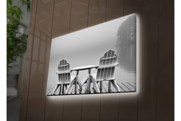 Canvastavla med LED-belysning 45x70 cm - Två vita stolar vid en stilla sjö - Vit / Grå - Inredning - Tavlor & posters - Canvastavla