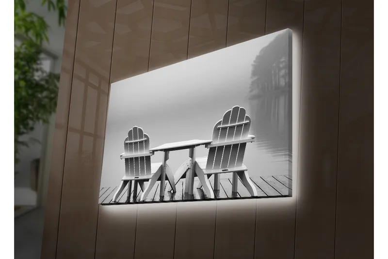 Canvastavla med LED-belysning 45x70 cm - Två vita stolar vid en stilla sjö - Vit / Grå - Inredning - Tavlor & posters - Canvastavla