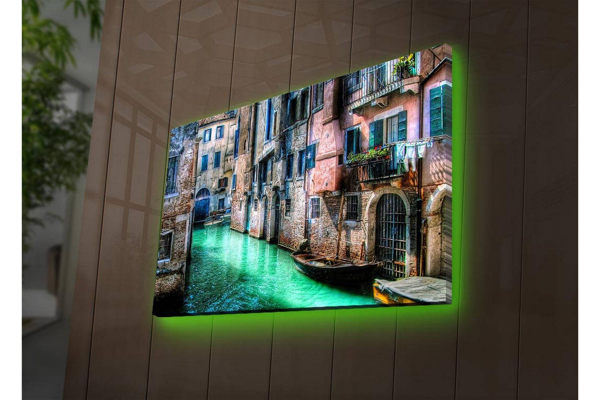 Canvastavla med LED-belysning 45x70 cm - Vacker kanal med historiska byggnader och båtar i en pittoresk miljö - Grön / Rosa / Blå