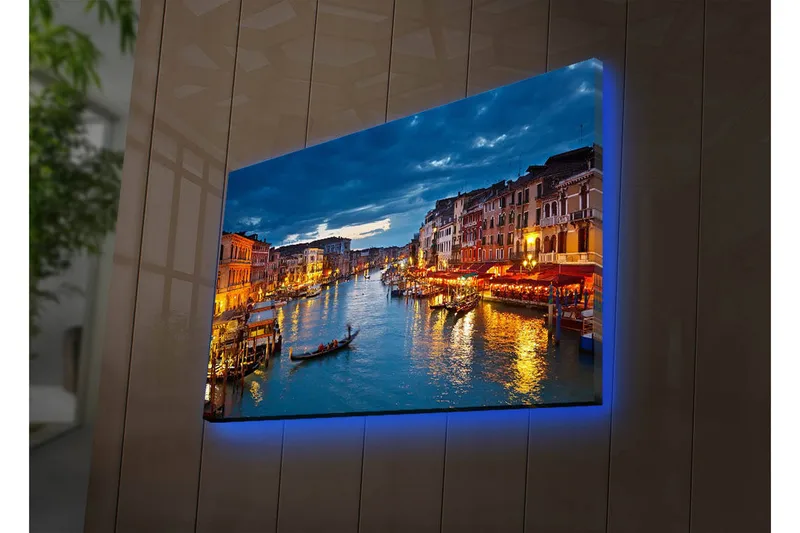 Canvastavla med LED-belysning 45x70 cm - Vacker vy över en kanal i Venedig med upplysta byggnader vid vattnet - Blå / Orange / Grön - Inredning - Tavlor & posters - Canvastavla