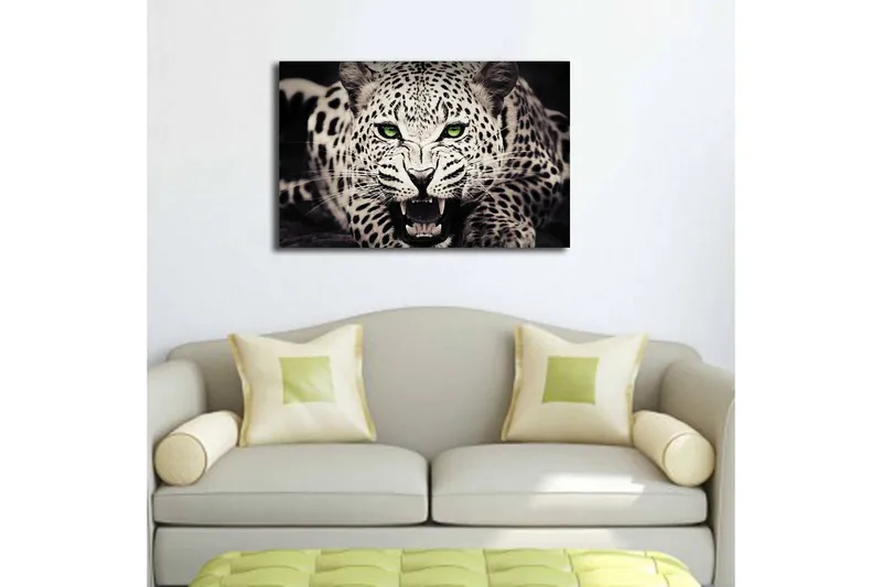 Canvastavla med LED-belysning 45x70 cm - Vild leopard med intensiv blick och öppet gap - Vit / Svart / Grön - Inredning - Tavlor & posters - Canvastavla