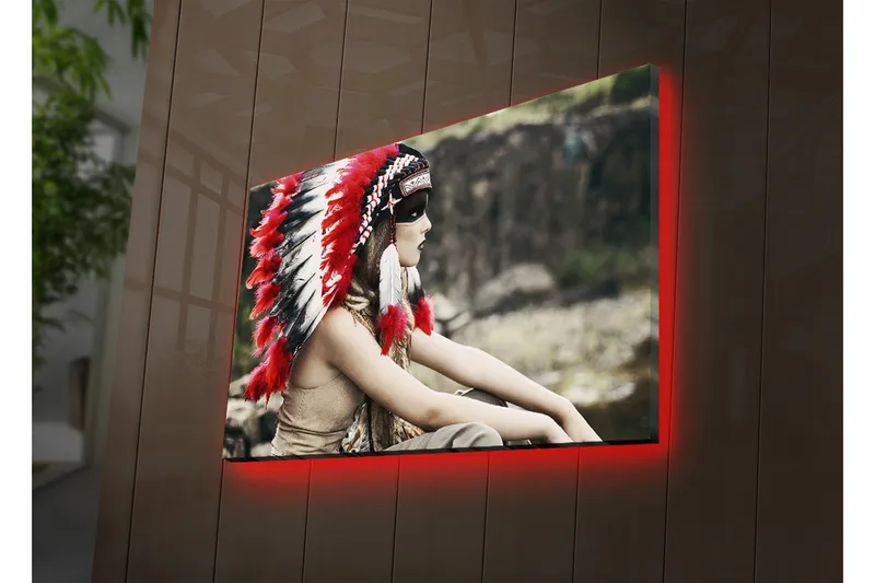 Canvastavla med LED-belysning 45x70 cm - Porträtt av en kvinna med traditionell indianhuvudbonad - Röd / Svart / Vit - Inredning - Tavlor & posters - Canvastavla