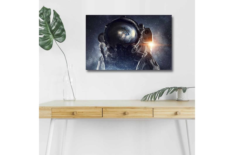 Canvastavla med LED-belysning - Astronaut med jorden synlig i hjälmen mot en stjärnklar bakgrund - Mörkblå / Svart / Vit - Inredning - Tavlor & posters - Canvastavla