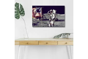 Canvastavla med LED-belysning - Astronaut som hälsar på månytan med den amerikanska flaggan i bakgrunden - Grå / Vit / Röd - Inredning - Tavlor & posters - Canvastavla