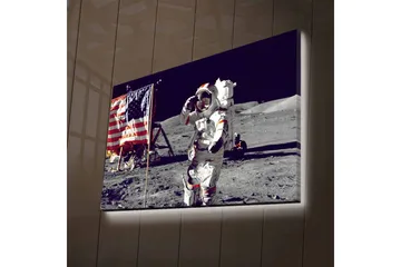 Canvastavla med LED-belysning - Astronaut som hälsar på månytan med den amerikanska flaggan i bakgrunden - Grå / Vit / Röd - Inredning - Tavlor & posters - Canvastavla