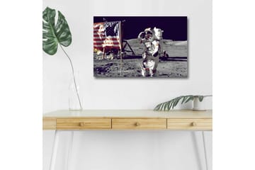 Canvastavla med LED-belysning - Astronaut som hälsar på månytan med den amerikanska flaggan i bakgrunden - Grå / Vit / Röd - Inredning - Tavlor & posters - Canvastavla