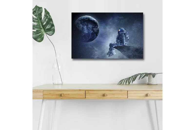Canvastavla med LED-belysning - Astronaut som sitter på en klippa med jorden i bakgrunden, Mörkblå / Grå / Vit