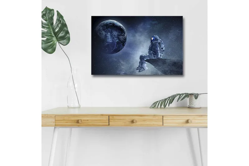 Canvastavla med LED-belysning - Astronaut som sitter på en klippa med jorden i bakgrunden, Mörkblå / Grå / Vit