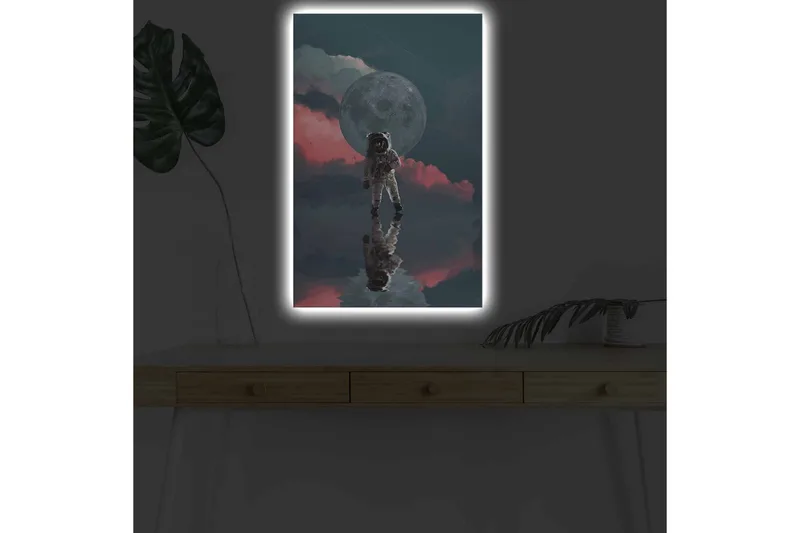 Canvastavla med LED-belysning - Astronaut som svävar i en drömlik rymdmiljö med en stor måne i bakgrunden - Mörkblå / Rosa / Grå - Inredning - Tavlor & posters - Canvastavla