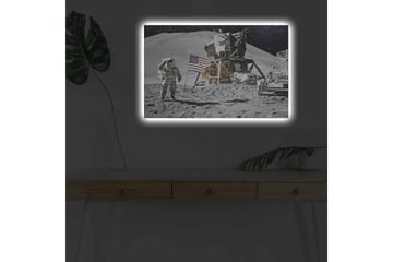 Canvastavla med LED-belysning - Astronaut på månyta med månlandare och amerikansk flagga - Grå / Svart / Guld - Inredning - Tavlor & posters - Canvastavla