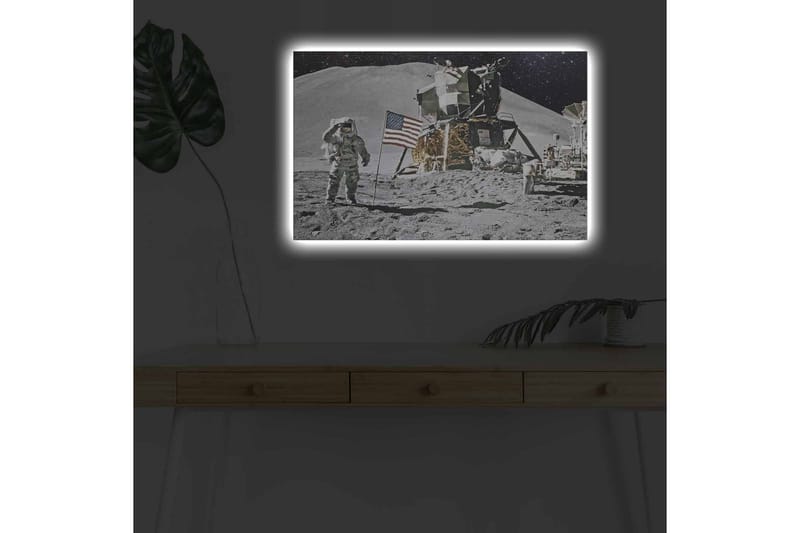 Canvastavla med LED-belysning - Astronaut på månyta med månlandare och amerikansk flagga - Grå / Svart / Guld - Inredning - Tavlor & posters - Canvastavla