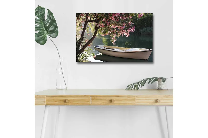 Canvastavla med LED-belysning - Båt vid en blommande trädkant vid vattnet, Rosa / Grön / Vit