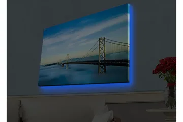 Canvastavla med LED-belysning - Bro över dimmig vattenyta med en klar himmel - Blå / Grå / Vit - Inredning - Tavlor & posters - Canvastavla