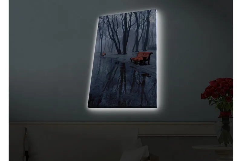 Canvastavla med LED-belysning - Dimma över en park med bänkar och reflektioner i vattenpölar - Mörkblå / Grå / Orange - Inredning - Tavlor & posters - Canvastavla