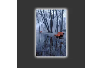 Canvastavla med LED-belysning - Dimma över en park med bänkar och reflektioner i vattenpölar - Mörkblå / Grå / Orange - Inredning - Tavlor & posters - Canvastavla