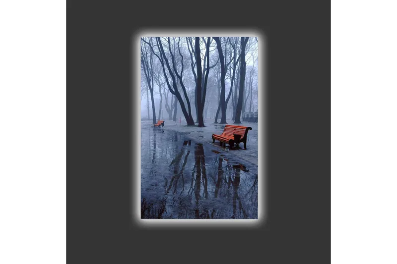 Canvastavla med LED-belysning - Dimma över en park med bänkar och reflektioner i vattenpölar - Mörkblå / Grå / Orange - Inredning - Tavlor & posters - Canvastavla